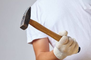 çekiç ile çalışan adam