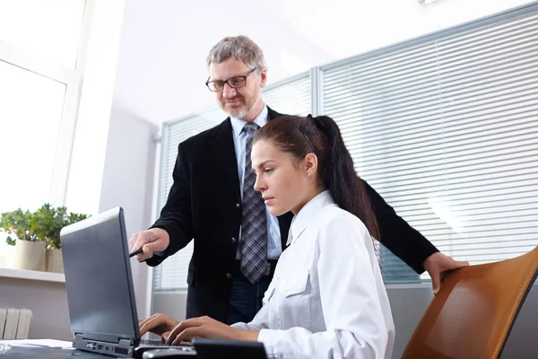 Gens d'affaires dans le bureau — Photo