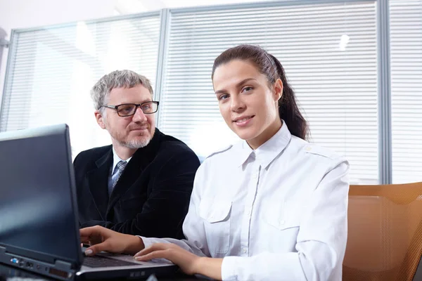 Gens d'affaires dans le bureau — Photo