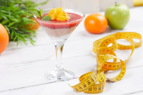 Frukt dessert med måttband — Stockfoto