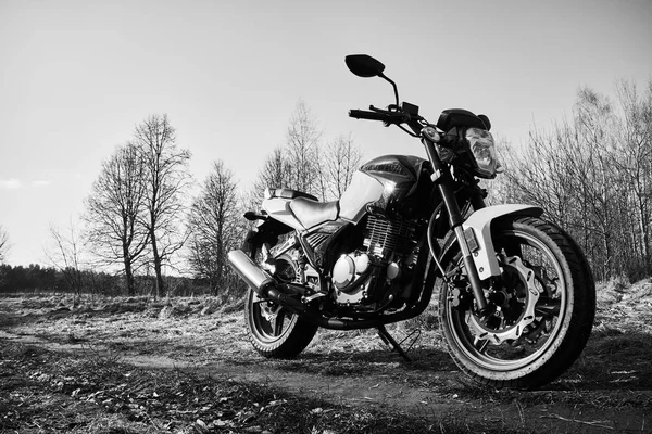 Nova moto no parque de outono — Fotografia de Stock
