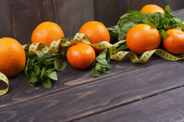 Naranjas con hojas de menta —  Fotos de Stock
