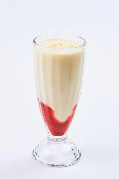 Смачний молочний коктейль у склянці — стокове фото