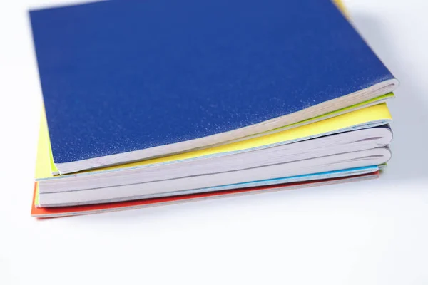 Barevné notebooky na stole — Stock fotografie