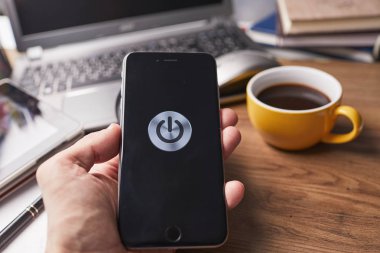 Cep telefonu tutan işadamı