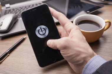 Cep telefonu tutan işadamı