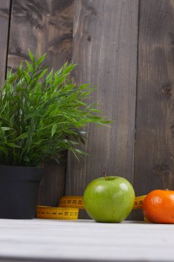 Ölçü bandıyla elma 