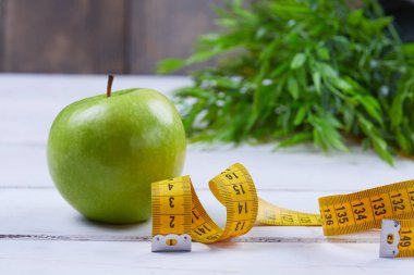 Ölçü bandıyla elma 