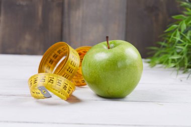 Ölçü bandıyla elma 