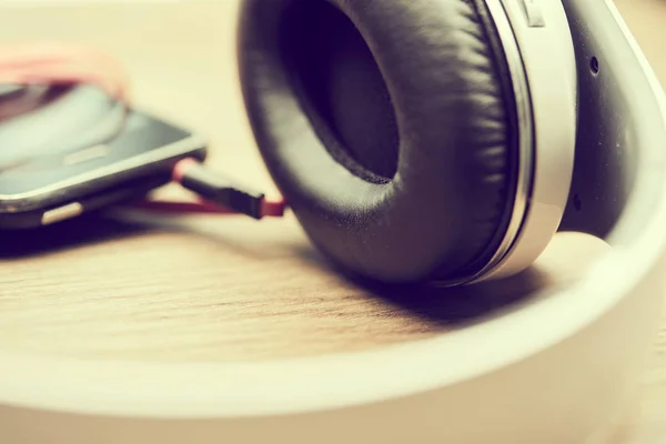 White modern  headphones and smartphone — Stock Photo, Image