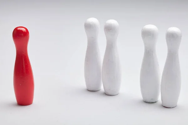 Skittle rojo entre blanco — Foto de Stock