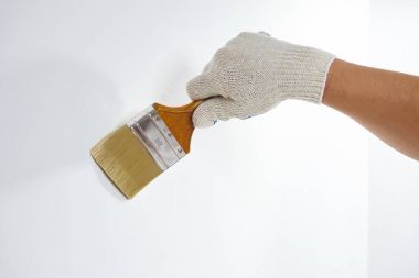 fırça ile çalışan adam