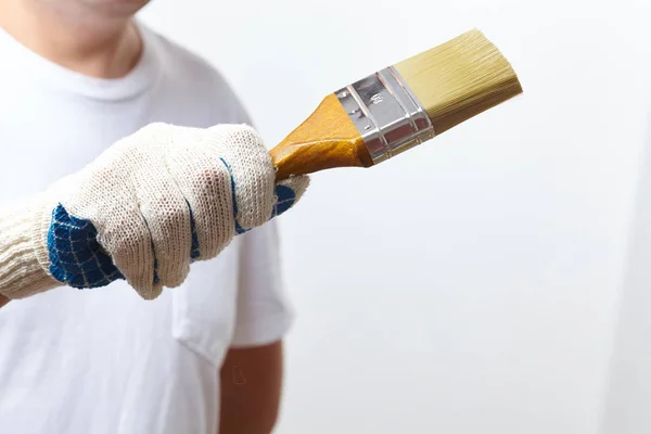 Hombre trabajando con cepillo — Foto de Stock