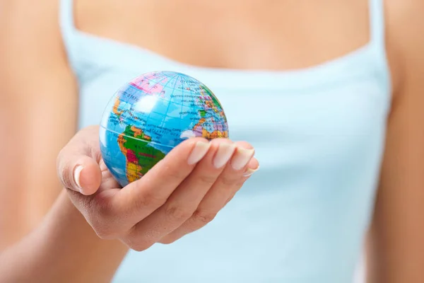 Mano de mujer con globo —  Fotos de Stock