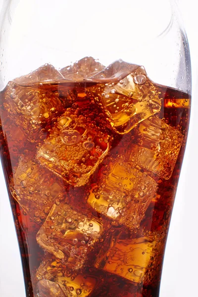 Cola med isbitar — Stockfoto