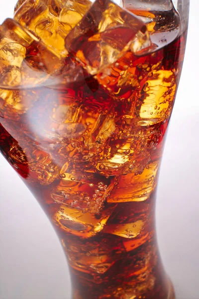 Cola mit Eiswürfeln — Stockfoto
