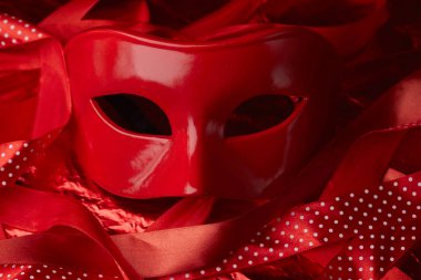 Kırmızı maske maske