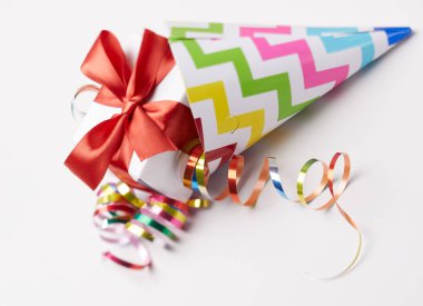 parti şapkası şeritler