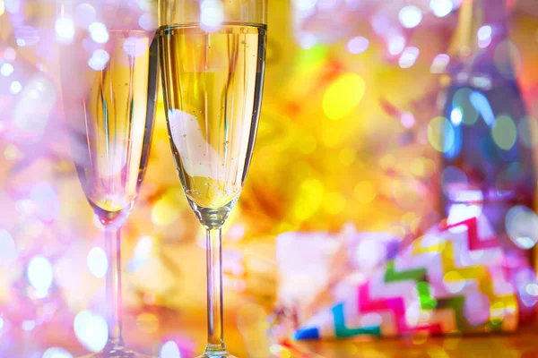 Confete e copos de champanhe — Fotografia de Stock