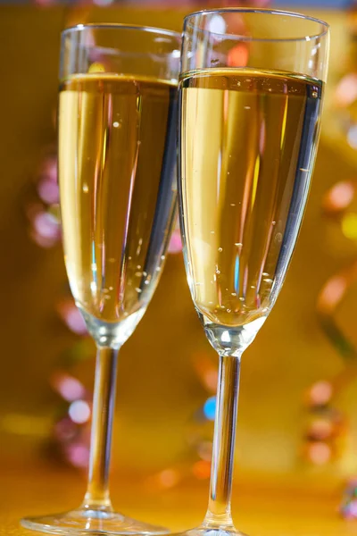 Confetti en glazen van champagne — Stockfoto
