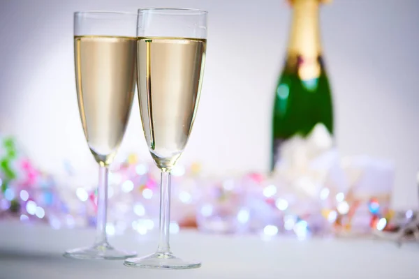 Confetti en glazen van champagne — Stockfoto