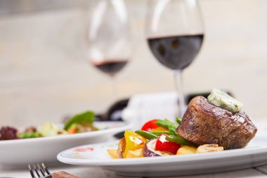 Biftek sebze ve şarap