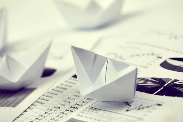 Barcos de papel em documentos — Fotografia de Stock