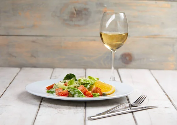 Salada saborosa com vinho — Fotografia de Stock