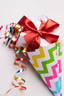 parti şapkası şeritler