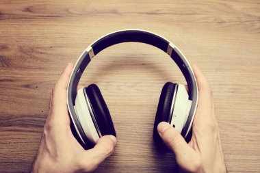 Kulaklık elinde tutan eller 
