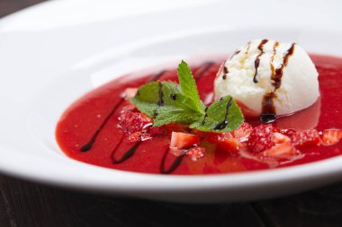 Lezzetli çilek çorbası