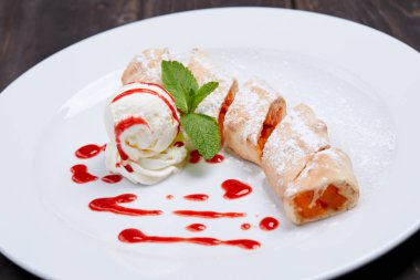 dondurma ile servis strudel