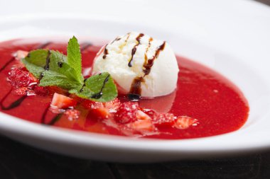 Lezzetli çilek çorbası