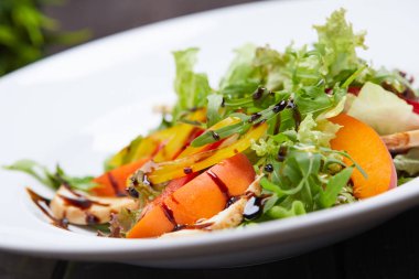 ızgara şeftali salatası