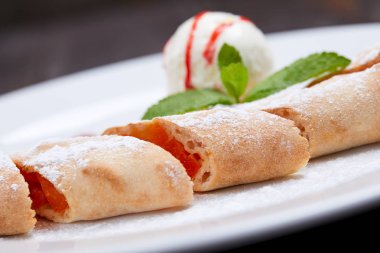 dondurma ile servis strudel