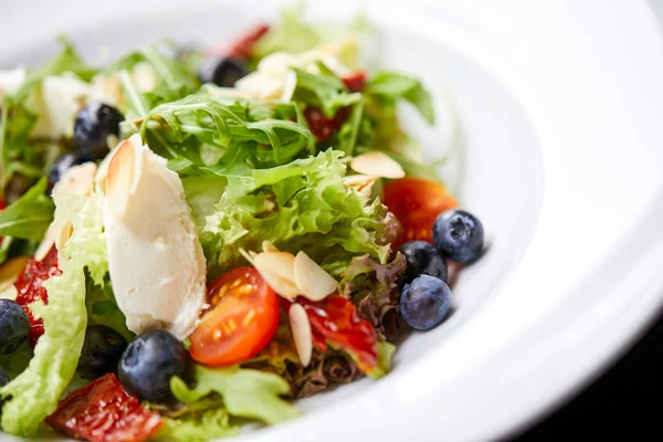 Frischer Salat mit Blaubeeren — Stockfoto