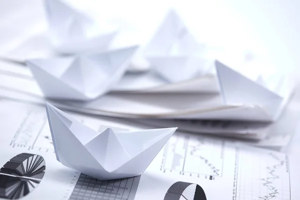Barcos de papel em documentos — Fotografia de Stock