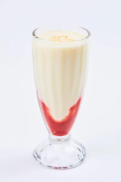 Coquetel de leite saboroso em vidro — Fotografia de Stock