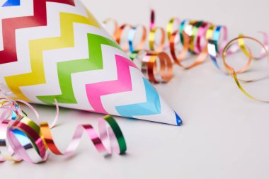 parti şapkası şeritler