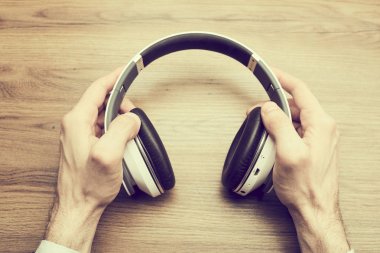 kulaklık holding eller 