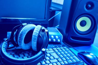 bilgisayar klavye kulaklık 