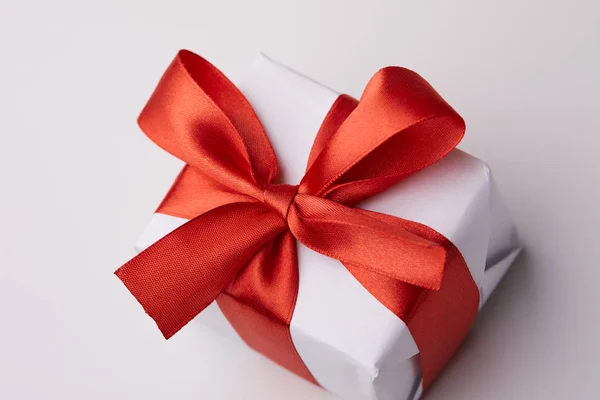 Gift box with red ribbon — Stock Photo, Image