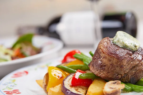 Tasty steak with vegetables — Stock Photo, Image