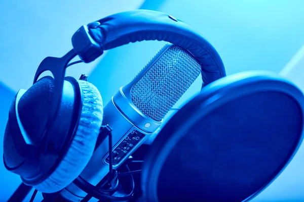Mikrofon i en inspelningsstudio — Stockfoto
