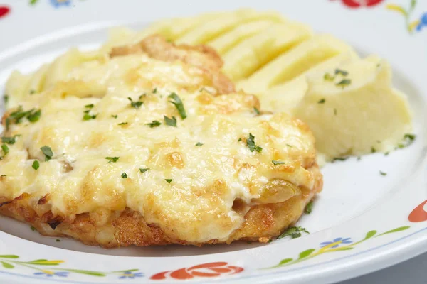 Purê de batata saborosa com costeleta — Fotografia de Stock