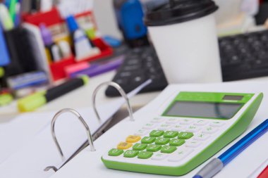 Tablo üzerinde ofis, banka donatımı