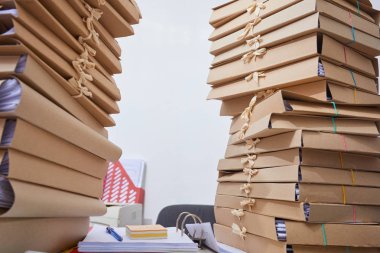 Kağıt dosyalar yığınları