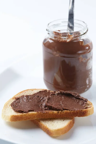 Brood met chocolade crème — Stockfoto