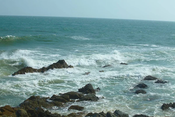 Zee golven en stenen — Stockfoto