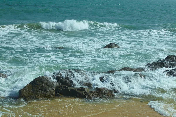 Dalgalar deniz ve taşlar — Stok fotoğraf
